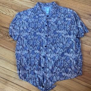 I am selling this amazing comfortable button up blouse by Arizona Jean Company